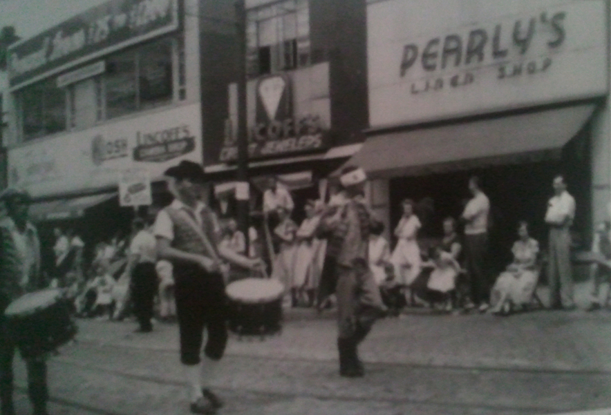 archive photo of North Braddock, PA showing Pearly's